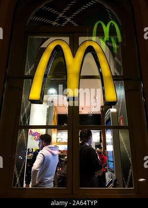 Mac Donald hamburger ristorante, stazione ferroviaria, Lubiana, Slovenia Foto Stock