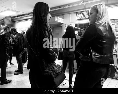 Le ragazze di attendere al bus terminal stazione, Lubiana, Slovenia Foto Stock