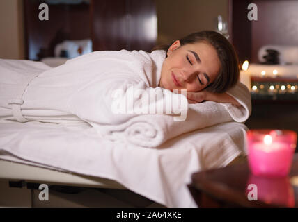 Ragazza del massaggio nella spa salone Foto Stock