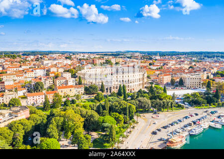 Croazia, la città di Pola, antica arena romana, storica arena e il centro storico da fuco, vista aerea Foto Stock