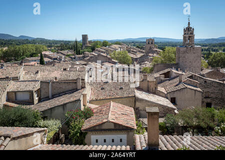 Cucuron (sud-est della Francia): lo stagno circondato da alberi di piano nel villaggio provenzale di Cucuron, situato nel Luberon Parco Naturale Regionale Foto Stock