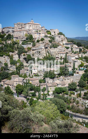 Il borgo arroccato di Gordes, Luberon Parco naturale regionale. Il villaggio Gordes è registrato come uno dei "Plus Beaux Villages de France (la maggior parte Beaut Foto Stock