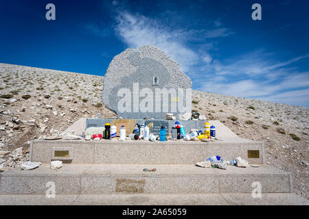 Il 'Mont Ventoux' mountain (sud-est della Francia): la stele in memoria del ciclista Tom Simpson Foto Stock