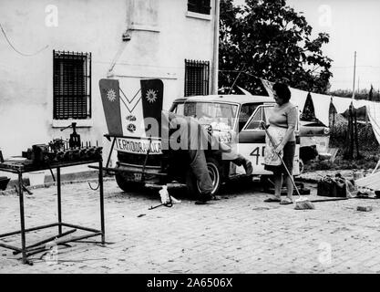 Meccanico ripara un auto, Italia, 60s Foto Stock