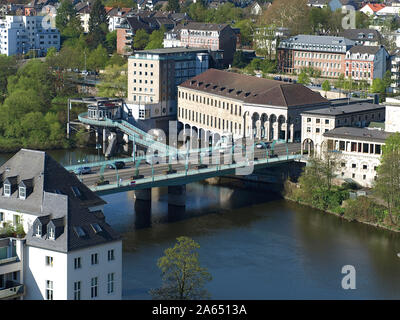 Vista aerea del 'Schlossbruecke' (ponte del castello) nel mezzo di Muelheim, che conduce oltre il fiume Ruhr Foto Stock