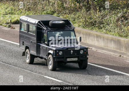 Land Rover Defender anni '1989 80; traffico veicolare nel Regno Unito, trasporti, veicoli moderni, berline, in direzione sud sull'autostrada M6 a 3 corsie. Foto Stock