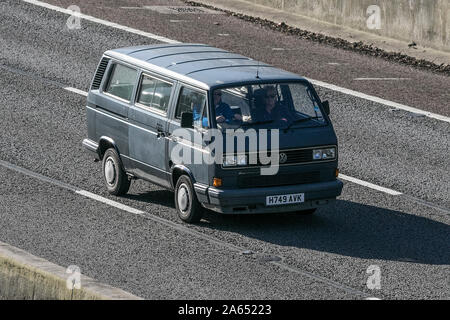 Una VW Volkswagen camper van Viaggiare sulla autostrada M6 vicino a Preston nel Lancashire, Regno Unito Foto Stock