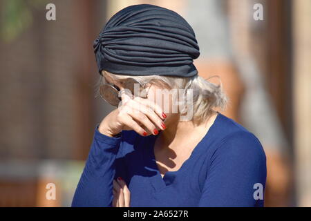 Lacrimoso giovani diversi donna islamica Foto Stock