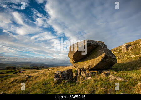 'Samson punta dell' a Winskill pietre, dove un weathered Silurian boulder è stata interrotta dal Ribblesdale ghiacciaio. Foto Stock