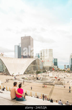 Coppia giovane sulle scale di la grande Arche Foto Stock