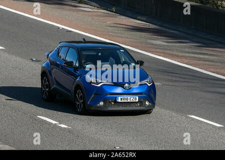 2018 Toyota blu C-Hr dinamico CVT HEV; veicolo che viaggia sull'autostrada M6 vicino a Preston nel Lancashire, Regno Unito Foto Stock