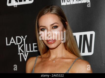 Las Vegas, NV, Stati Uniti d'America. 23 Ott, 2019. Nicole Aniston presso gli arrivi per LADY KILLER TV Premiere, Brenden Theatre al Palms Casino Resort di Las Vegas, NV Ottobre 23, 2019. Credito: JA/Everett raccolta/Alamy Live News Foto Stock