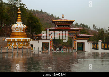 Stupa e gate del Buddha Dordenma a Thimpu, Bhutan Foto Stock