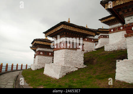 108 primo piano Chorten al passo Dochu la da Thimphu a Punakha, passo Dochula in Bhutan Foto Stock