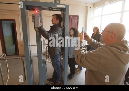 Kiev, Ucraina. 23 Ott, 2019. Visitatori misurare il livello di radiazione presso la centrale nucleare di Cernobyl in Kiev. Credito: Pavlo Gonchar SOPA/images/ZUMA filo/Alamy Live News Foto Stock