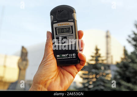 Kiev, Ucraina. 23 Ott, 2019. La mano di una persona in possesso di un dosimetro misurando il livello di radiazione nella città abbandonate di Pripjat. Credito: Pavlo Gonchar SOPA/images/ZUMA filo/Alamy Live News Foto Stock