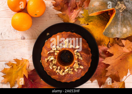 Pound torta di zucca versata con sciroppo di arancia. Vista superiore Foto Stock