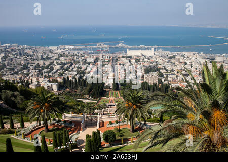 Israele - Haifa. Panoramica della città e del porto dalle terrazze della Fede Bahá'í (o giardini pensili di Haifa) sul Monte Carmelo Foto Stock