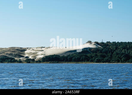 Nida - Curonian Spit e laguna di Curonian, Nida, Neringa, Lituania. Mar Baltico Dune. Patrimonio Unesco. Nida è situato sulla Penisola di Curon (Kurshskaya Kosa).bella grigio Foto Stock