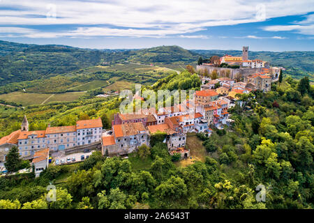 Montona. Vista aerea della collina idilliaca città di Montona e Mirna River Valley. Istria regione della Croazia Foto Stock