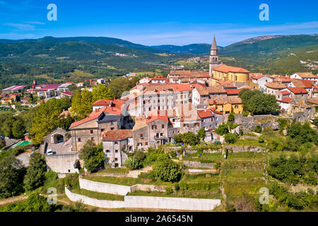 Buzet. Idilliaca città sulla collina di Pinguente nel verde paesaggio vista aerea. Istria regione della Croazia. Foto Stock