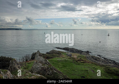 Una vista di Penlee punto dalla regina Adelaides Grotta, costruito nel 1826, al fine di Earl's Drive sulla penisola di rame in Cornovaglia Foto Stock