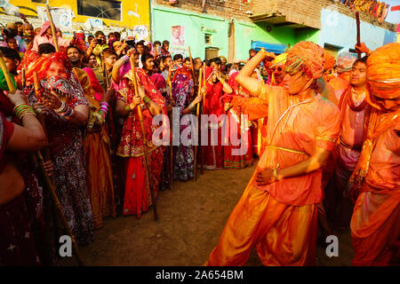 Gli uomini di ballo, Lathmar Holi festival, Mathura, Uttar Pradesh, India, Asia Foto Stock