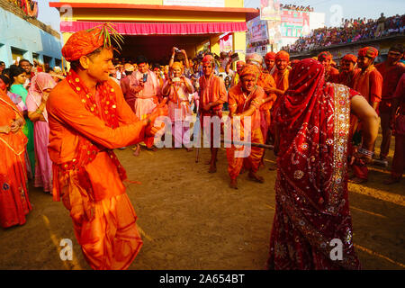 Gli uomini di ballo, Lathmar Holi festival, Mathura, Uttar Pradesh, India, Asia Foto Stock