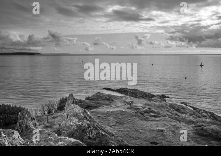 Una vista di Penlee punto dalla regina Adelaides Grotta, costruito nel 1826, al fine di Earl's Drive sulla penisola di rame in Cornovaglia Foto Stock