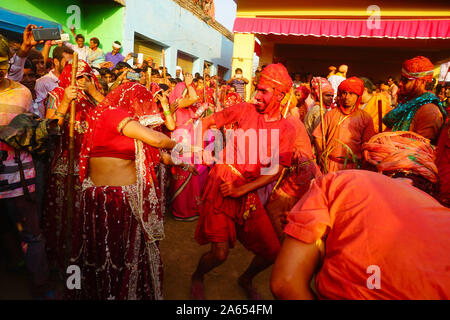 Gli uomini di ballo, Lathmar Holi festival, Mathura, Uttar Pradesh, India, Asia Foto Stock