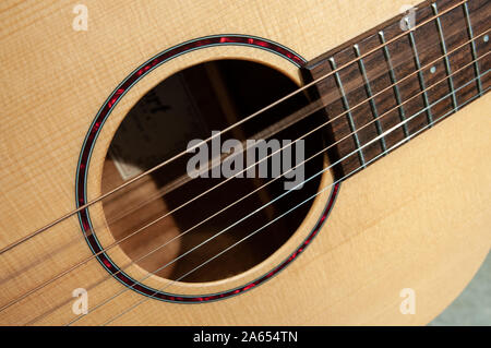 Da una serie di approfondimento di chitarra acustica del suono e foro di stringhe in acciaio, con stringhe alternativo vibrare dopo essere stato prelevato. Foto Stock