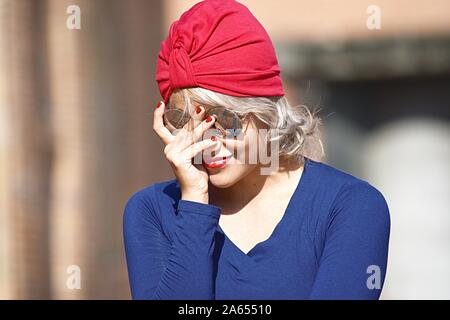 Diversi giovani donna musulmana e depressione indossando turbante Foto Stock