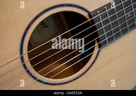 Da una serie di approfondimento di chitarra acustica del suono e foro di stringhe in acciaio, con stringhe alternativo vibrare dopo essere stato prelevato. Foto Stock