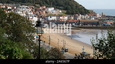 Vista di South Bay e Sands con la ruota grande verso Scarborough Town e Harbour North Yorkshire Inghilterra Regno Unito Foto Stock