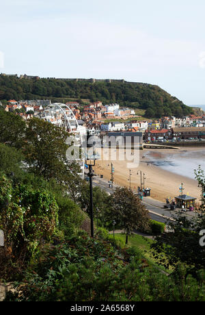 Vista di South Bay e Sands con la ruota grande verso Scarborough Town e Harbour North Yorkshire Inghilterra Regno Unito Foto Stock