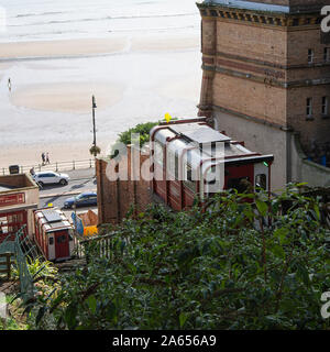 Il tram di Scarborough che corre dalla stazione superiore alla spiaggia lungo un sentiero ripido per i turisti North Yorkshire Inghilterra Regno Unito Regno Unito Foto Stock