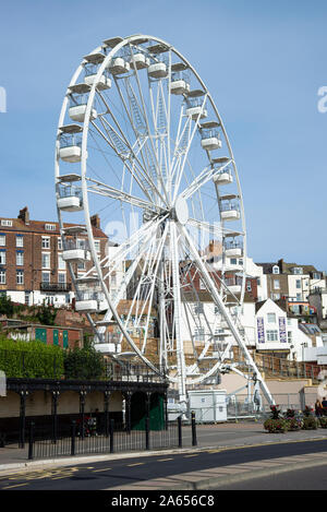 The Large Ferris Wheel Passenger Ride nel centro di Scarborough, North Yorkshire, Inghilterra, Regno Unito Foto Stock