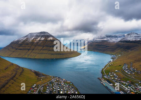 Vista aerea della città di Klaksvik su isole Faerøer, Danimarca Foto Stock