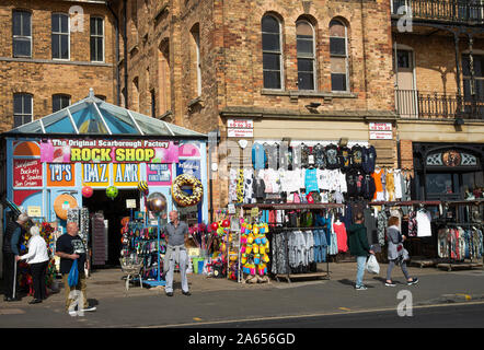 The Original Rock Shop and a Beachwear Shop Selling Bucket and Spades and Beach Clothing in Scarborough North Yorkshire England Regno Unito Foto Stock