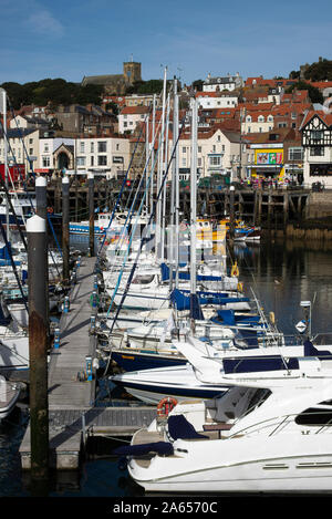 Yachts, Pleasure Craft e Boats ormeggiate nel porto e Marina a Scarborough North Yorkshire Inghilterra Regno Unito Foto Stock