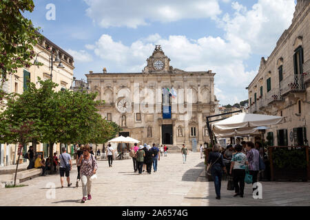 L'Italia, Regione Basilicata: Matera. Via Domenico Ridola e il Palazzo Lanfranchi palace in background Foto Stock