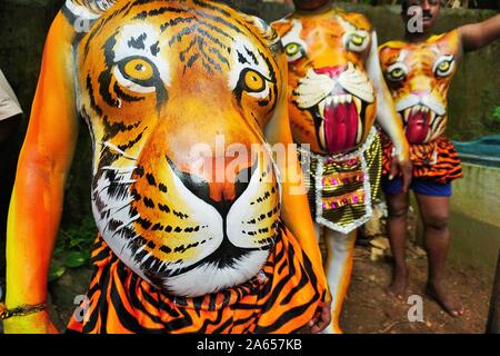 Dipinto di corpi umani per Pulikali Tiger danza, Onam festival, Kerala, India, Asia Foto Stock