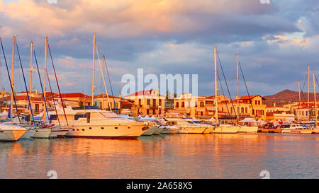 Panorama del porto e il lungomare di Aegina town al tramonto, Isole Saroniche, Grecia Foto Stock