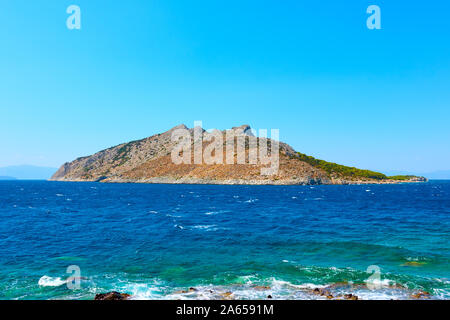 Sea and Moni Island near Perdika village in Aegina Island, Greece Foto Stock