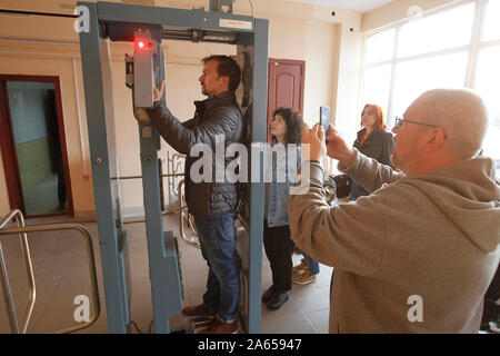 Kiev, Ucraina. 23 Ott, 2019. Visitatori misurare il livello di radiazione presso la centrale nucleare di Cernobyl. Credito: SOPA Immagini limitata/Alamy Live News Foto Stock