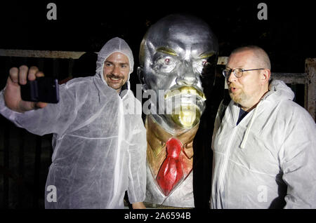 Kiev, Ucraina. 23 Ott, 2019. Visitatori posano per una selfie davanti al leader sovietico Vladimir Lenin la scultura al Chernobyl Zona di esclusione a Kiev. Credito: SOPA Immagini limitata/Alamy Live News Foto Stock