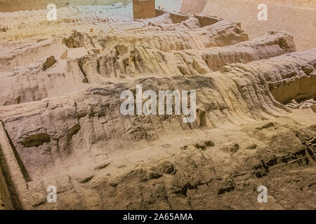 Editoriale: Xi'an, Shaanxi, Cina, 12 Aprile 2019 - Massimali collassato che copre i guerrieri di terracotta in hall 3 in Xi'an Foto Stock