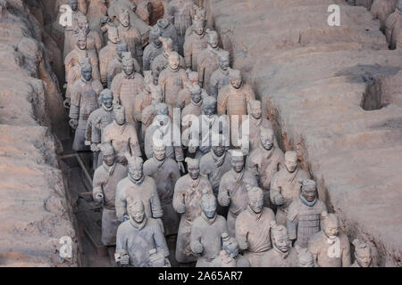 Editoriale: Xi'an, Shaanxi, Cina, 12 Aprile 2019 - diverse righe di guerrieri di terracotta in hall 1 in Xi'an Foto Stock