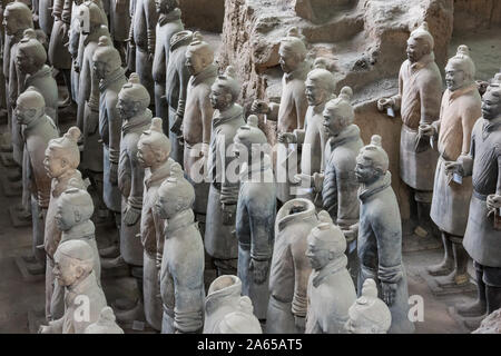 Editoriale: Xi'an, Shaanxi, Cina, 12 Aprile 2019 - vista laterale di diverse righe di guerrieri di terracotta in hall 1 in Xi'an Foto Stock