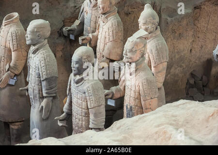 Editoriale: Xi'an, Shaanxi, Cina, 12 Aprile 2019 - cercando in una trincea con guerrieri di terracotta in hall 1 in Xi'an Foto Stock